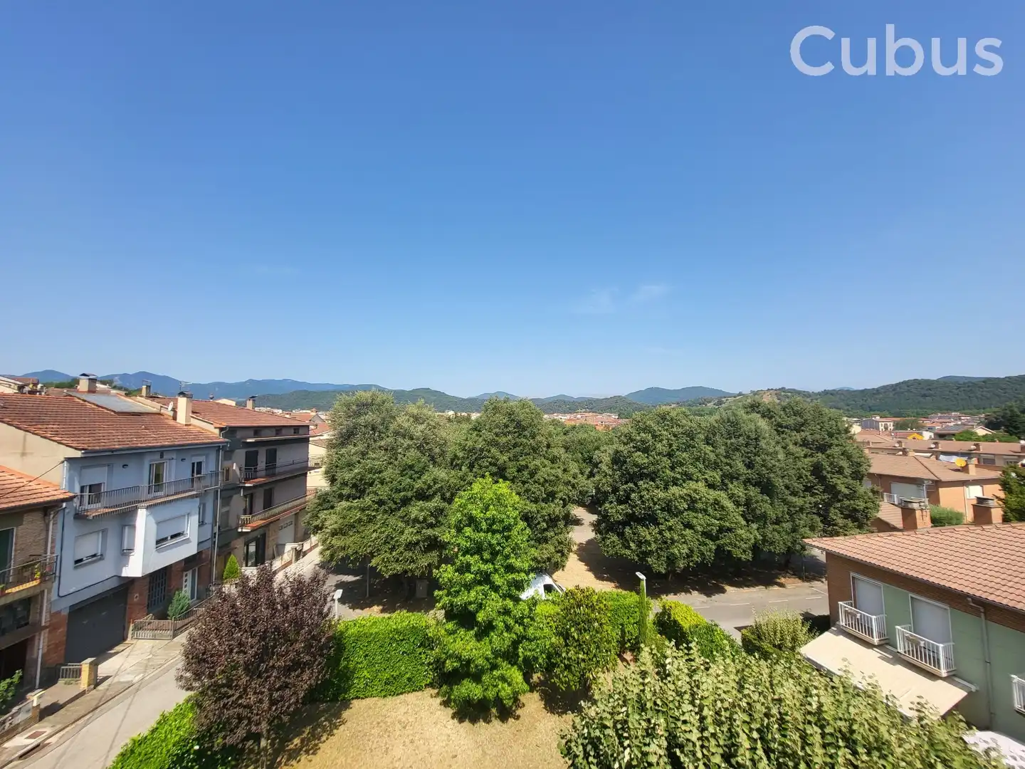 Vista exterior de Casa o xalet en venda en Olot amb Calefacció, Terrassa i Balcó