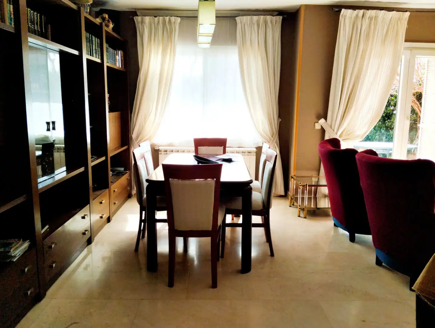 Comedor de Casa adosada en venta en San Lorenzo de El Escorial con Aire acondicionado, Calefacción y Jardín privado