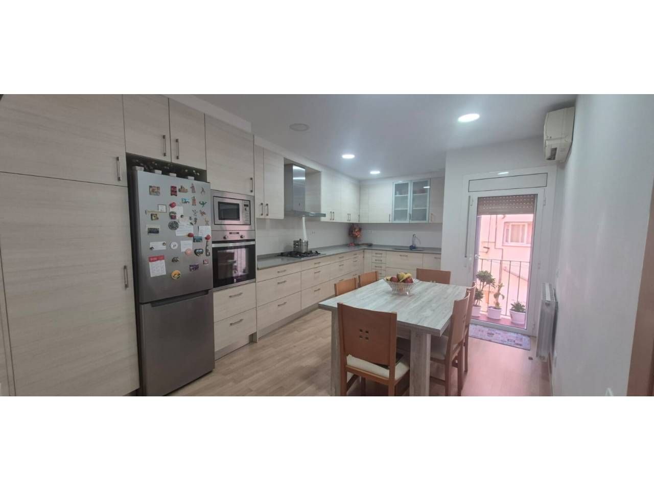 Cocina de Casa adosada en venta en L'Hospitalet de Llobregat con Aire acondicionado, Calefacción y Parquet
