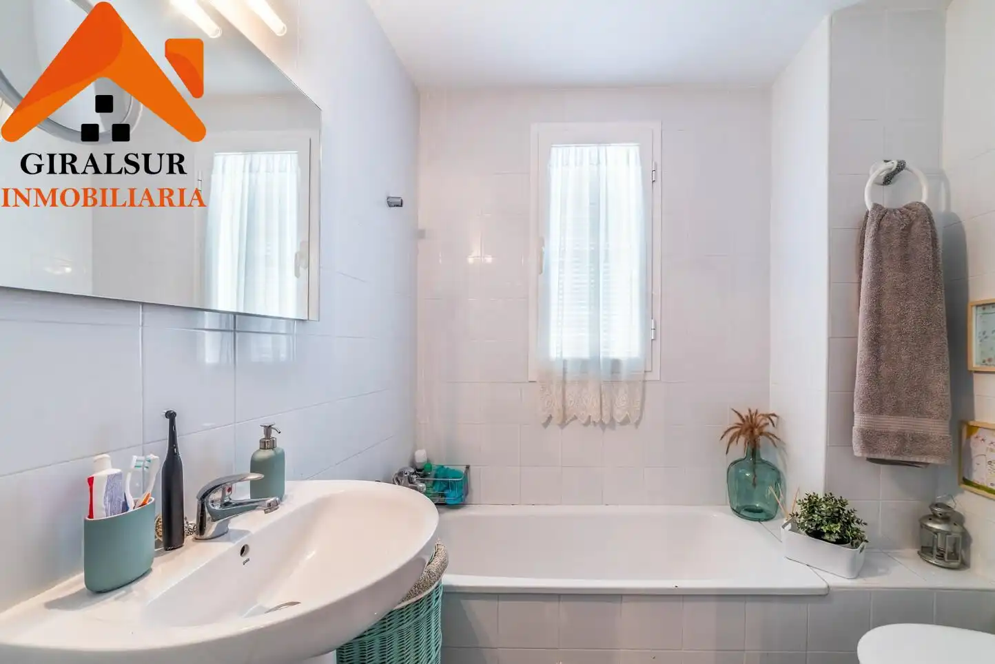 Bathroom of Flat for sale in Sevilla  with Air Conditioner and Storage room