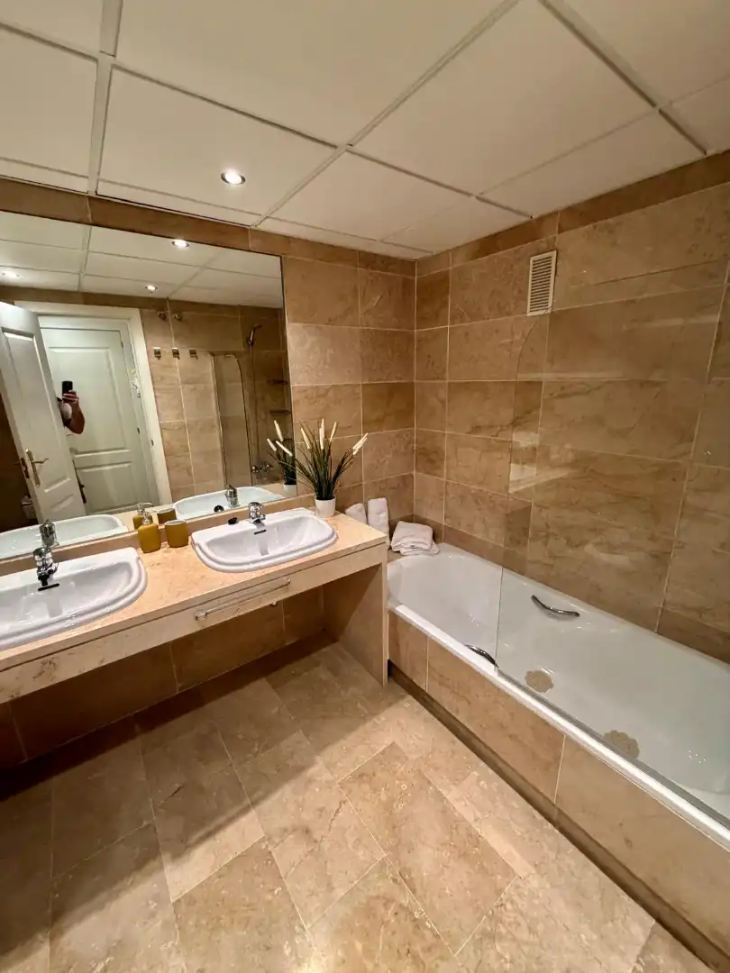 Baño de Apartamento de alquiler en Mijas con Aire acondicionado, Calefacción y Jardín privado