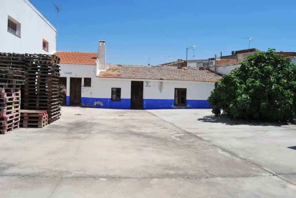 Vista exterior de Nave industrial en venta en La Villa de Don Fadrique
