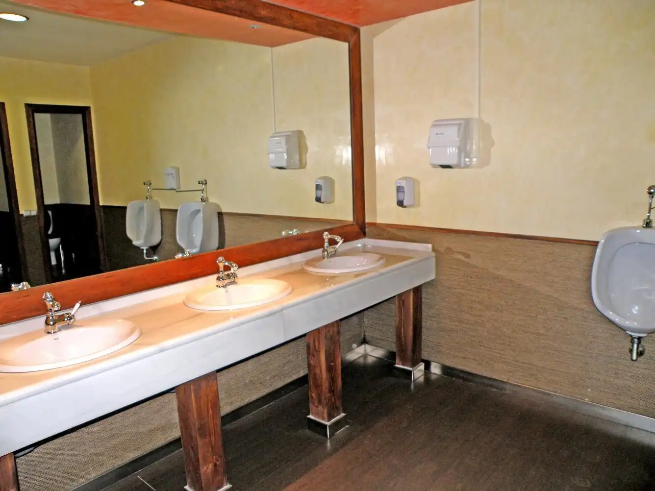 Baño de Oficina de alquiler en Coslada con Aire acondicionado, Calefacción y Trastero