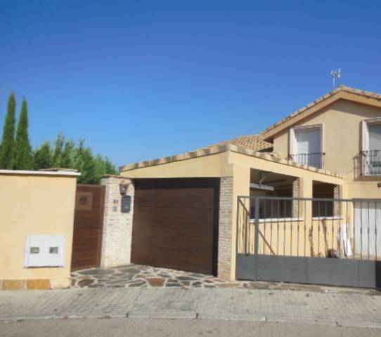 Casa adosada en Venta en C/ Almena, Vía La Dehesa y Castillo de Puñonrostro en Torrecastillo