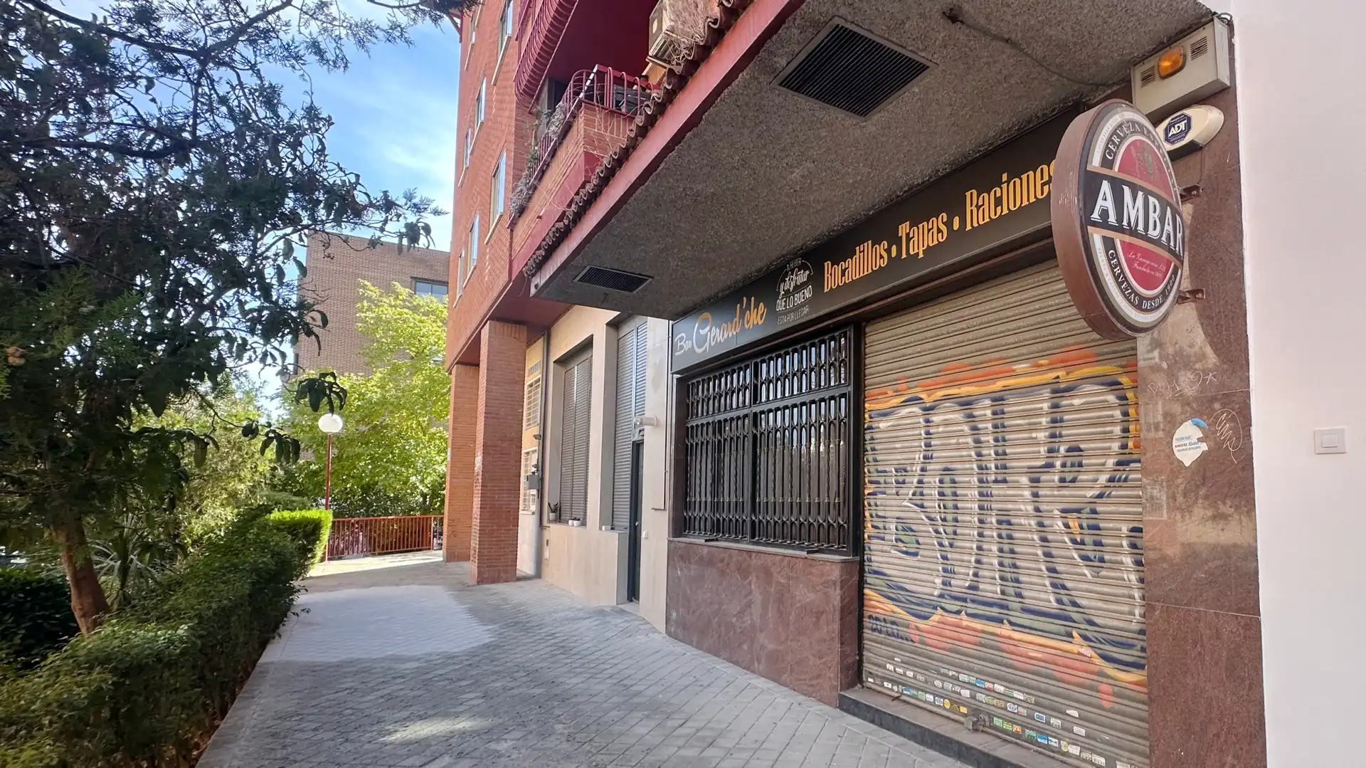 Vista exterior de Local en venda en Madrid amb Aire condicionat, Calefacció i Moblat