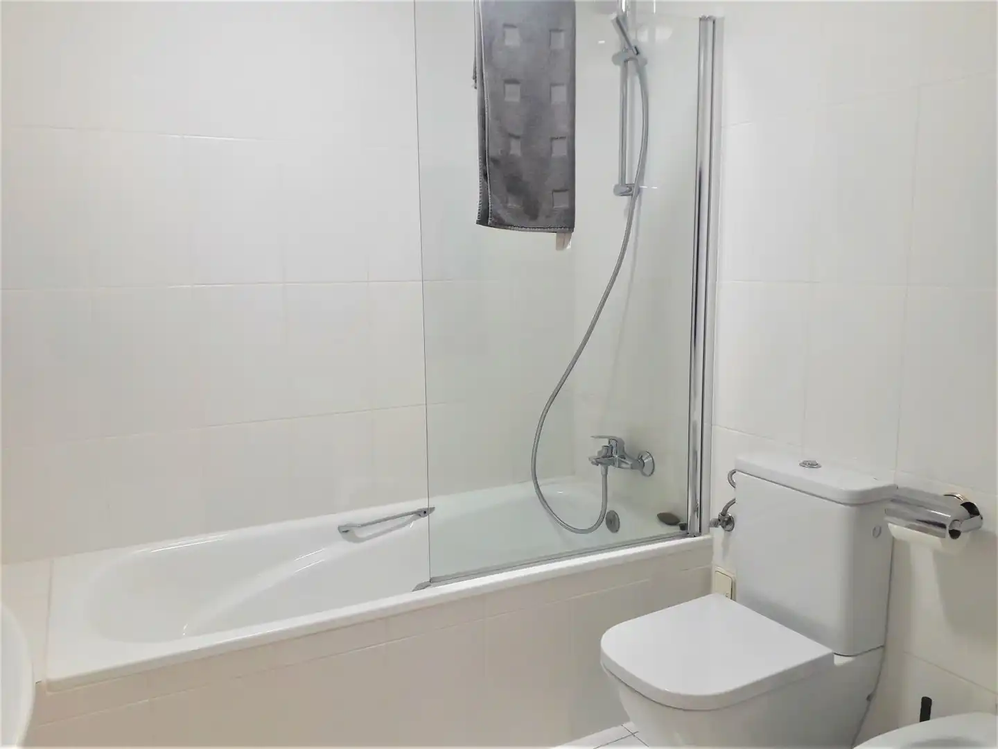 Badezimmer von Wohnung zum Verkauf in Estepona mit Klimaanlage, Privatgarten und Terrasse