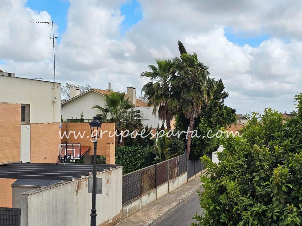 Vista exterior de Casa adosada en venda en Espartinas amb Aire condicionat, Jardí privat i Terrassa