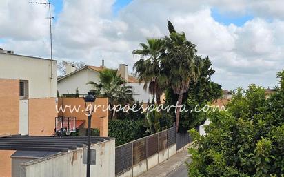 Vista exterior de Casa adosada en venda en Espartinas amb Aire condicionat, Jardí privat i Terrassa