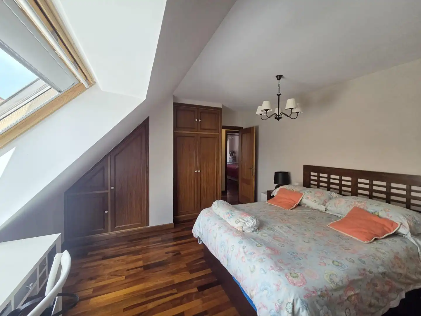 Schlafzimmer von Dachboden zur Miete in Santander mit Heizung, Privatgarten und Parkett