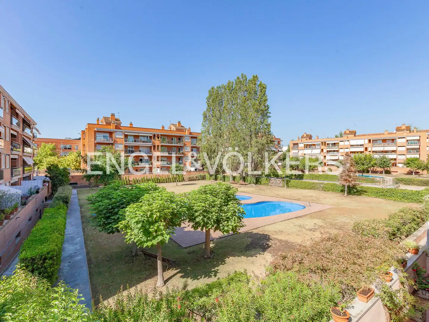 Vista exterior de Pis de lloguer en Sant Cugat del Vallès amb Calefacció, Jardí privat i Parquet