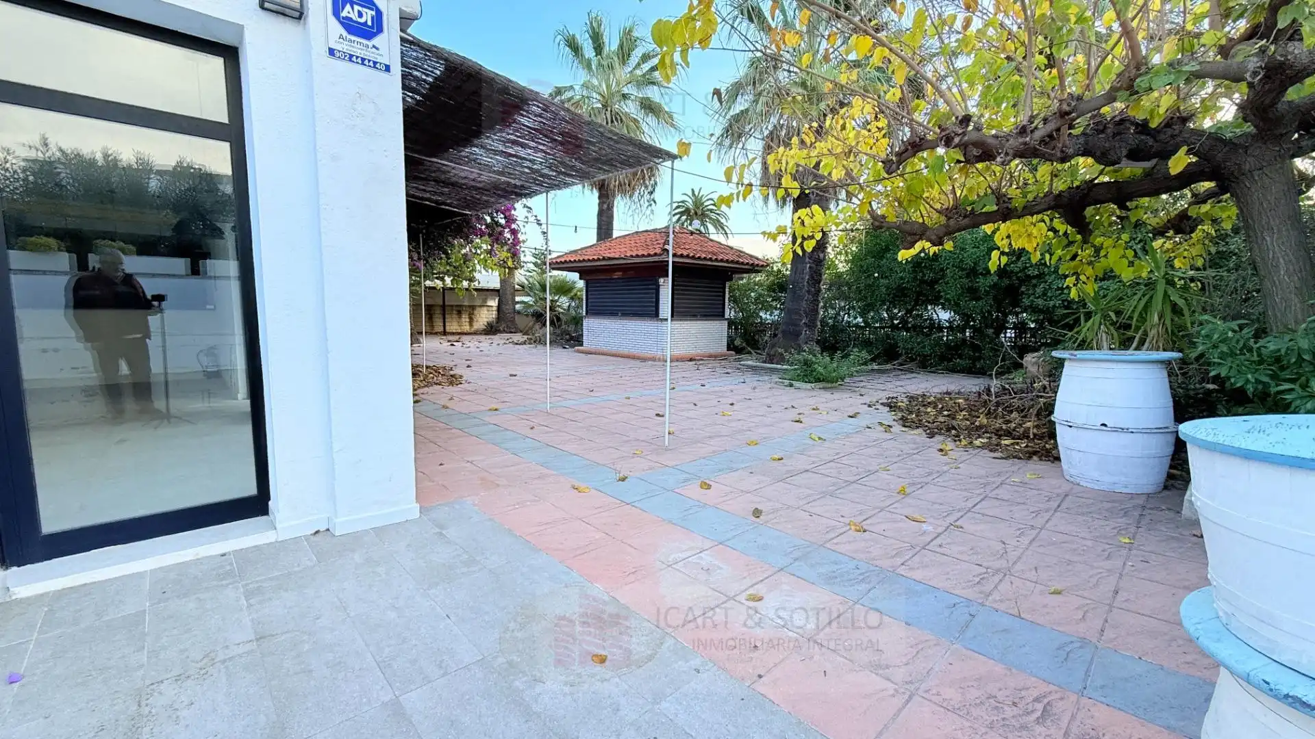 Vista exterior de Casa o xalet en venda en Vinaròs amb Aire condicionat, Jardí privat i Terrassa