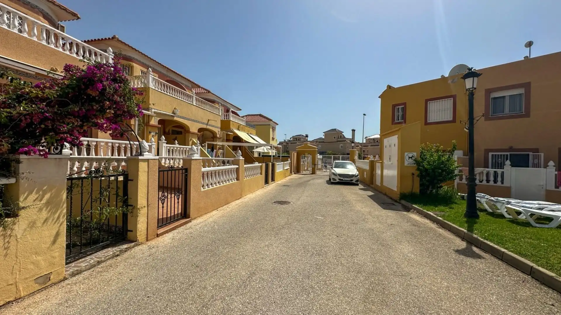 Vista exterior de Casa adosada en venda en Orihuela amb Aire condicionat, Terrassa i Moblat