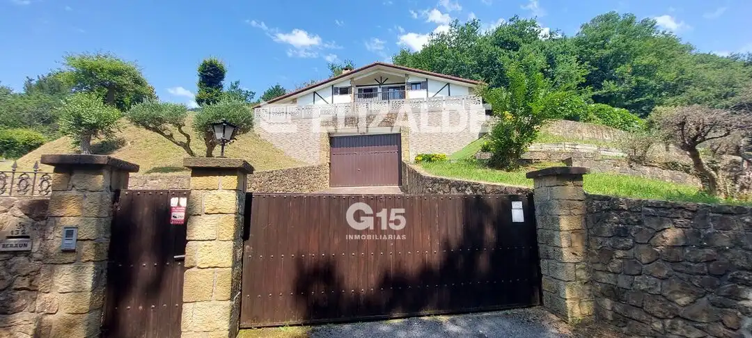 Vista exterior de Casa o xalet en venda en Hondarribia amb Calefacció, Jardí privat i Terrassa