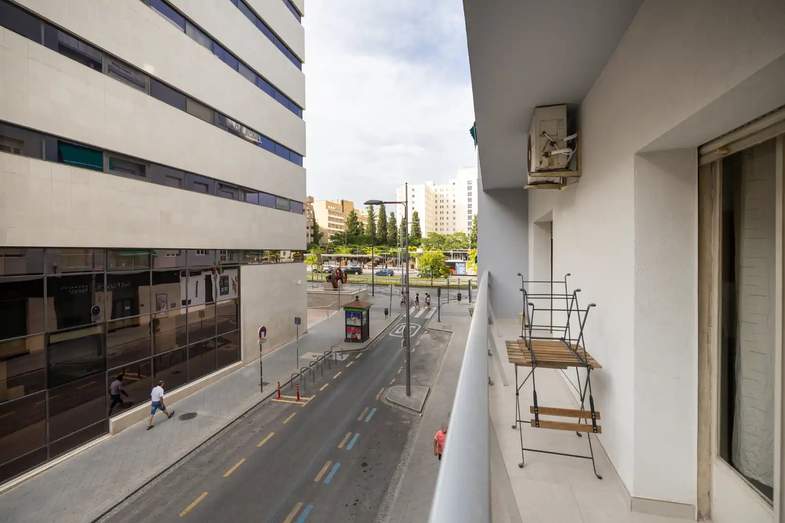 Vista exterior de Pis de lloguer en Granada amb Calefacció, Moblat i Microones