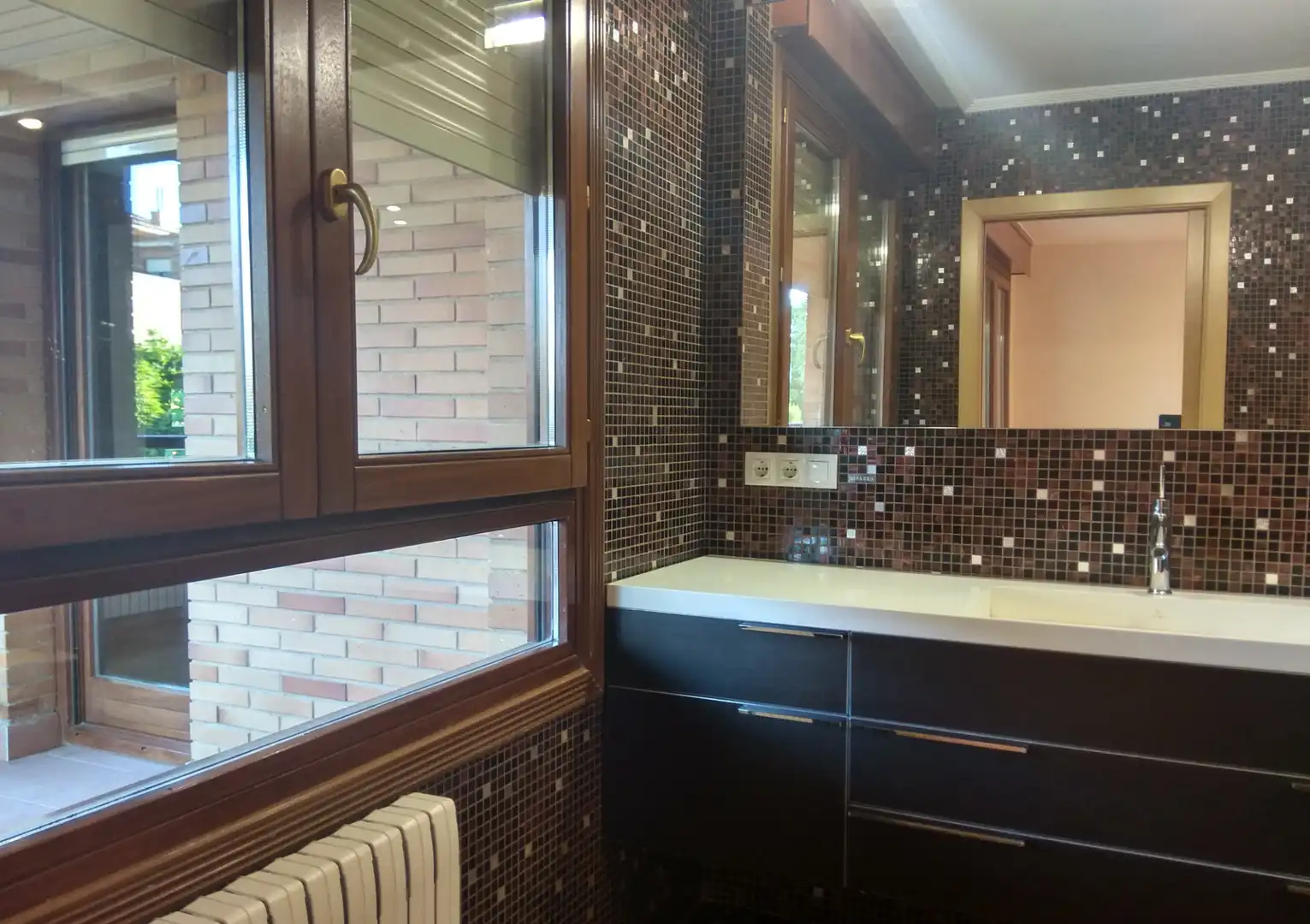 Bathroom of Houses for sale in Zaragoza  with Air Conditioner, Private garden and Parquet flooring