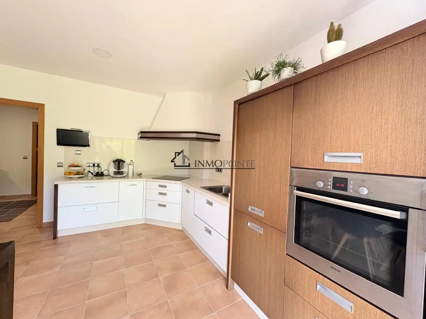 Cuina de Casa o xalet en venda en Pontevedra Capital  amb Calefacció, Jardí privat i Terrassa