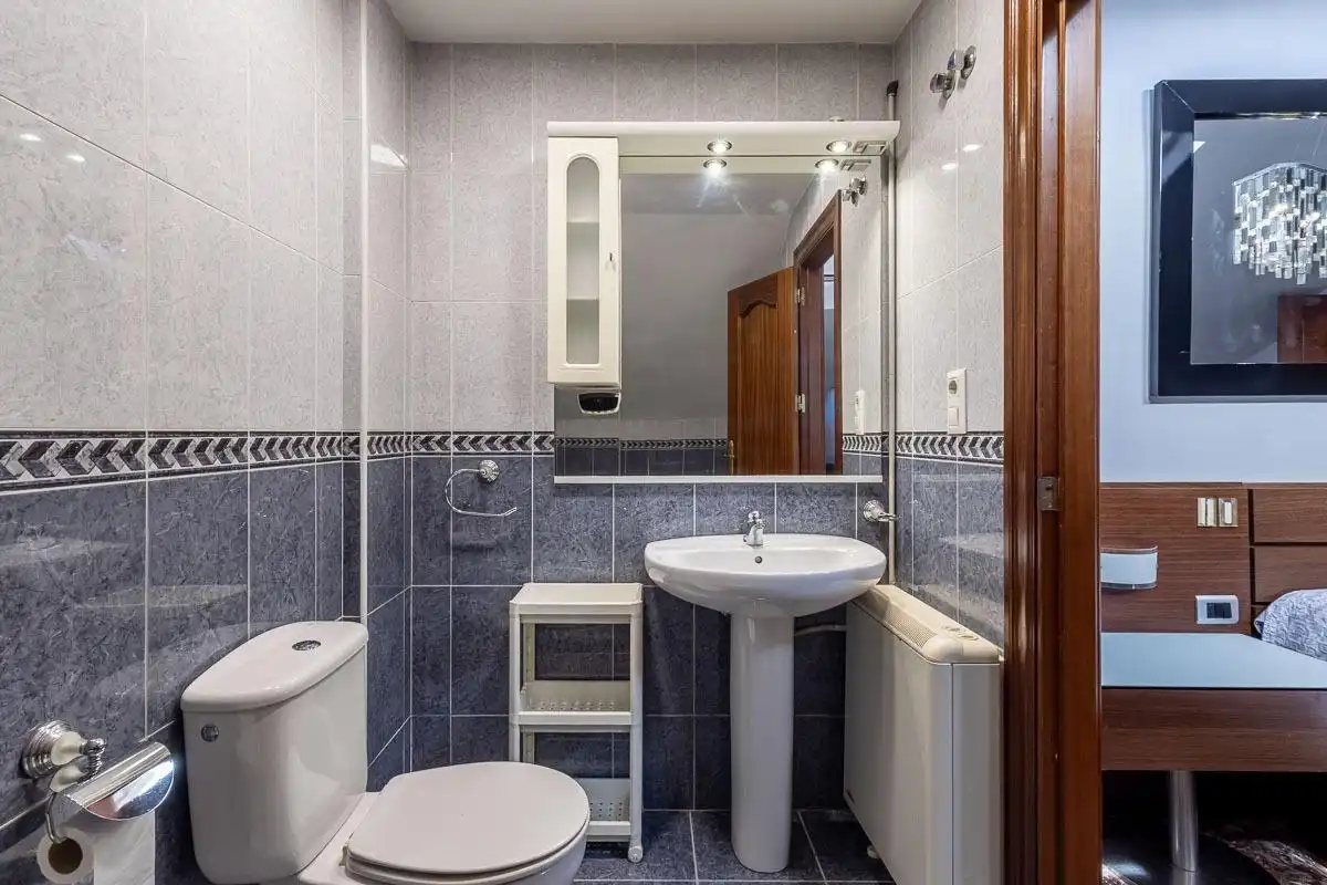 Badezimmer von Dachboden zur Miete in Maracena mit Terrasse und Möbliert