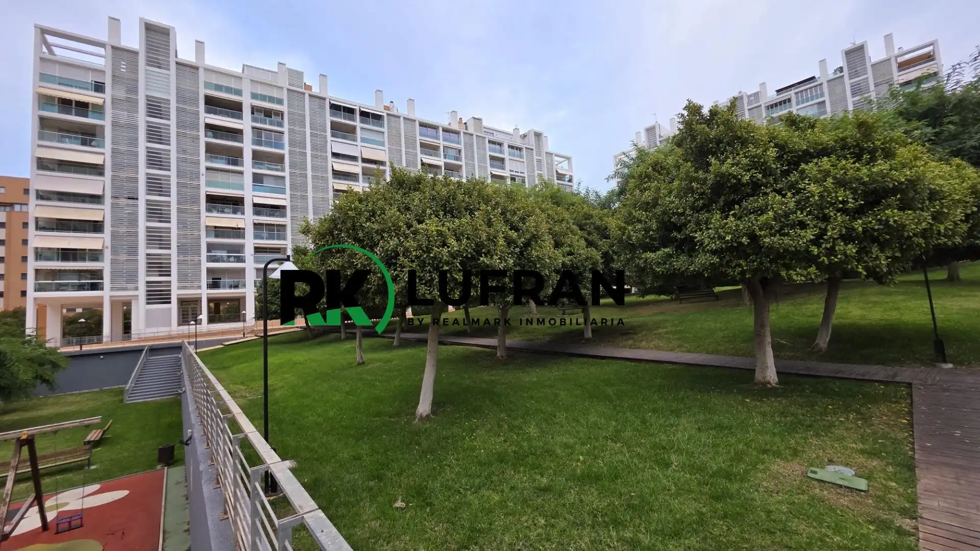 Vista exterior de Àtic en venda en Alicante / Alacant amb Aire condicionat, Calefacció i Jardí privat