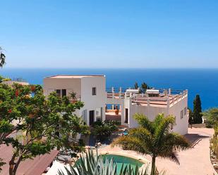 Vista exterior de Casa o xalet en venda en Salobreña amb Aire condicionat i Piscina