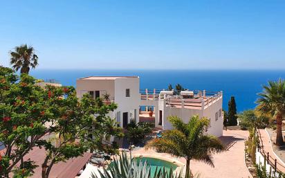 Vista exterior de Casa o xalet en venda en Salobreña amb Aire condicionat i Piscina