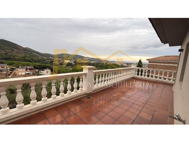 Chalet con balcón en venta en Calella