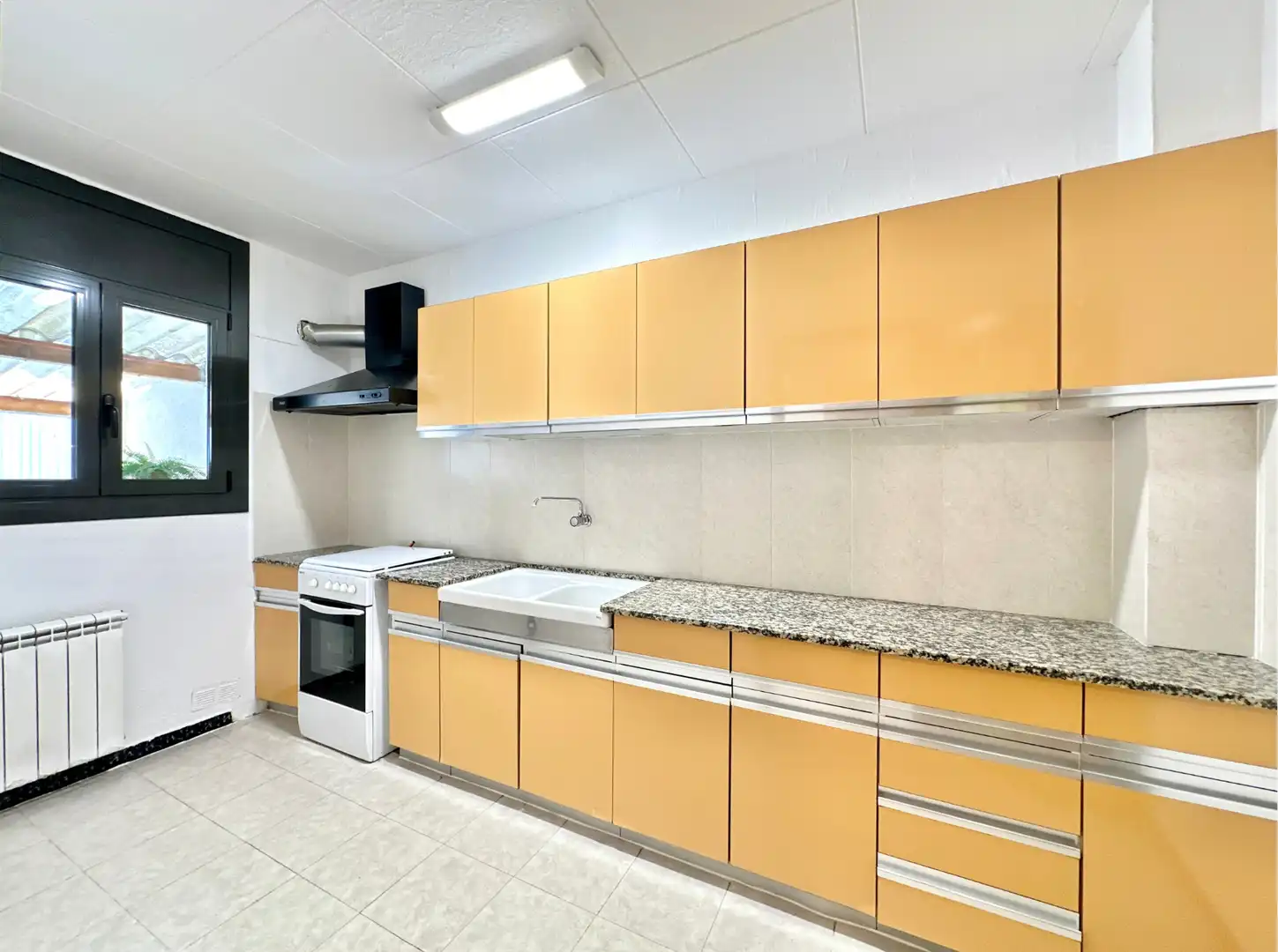 Cocina de Casa adosada en venta en Manlleu con Aire acondicionado, Jardín privado y Terraza