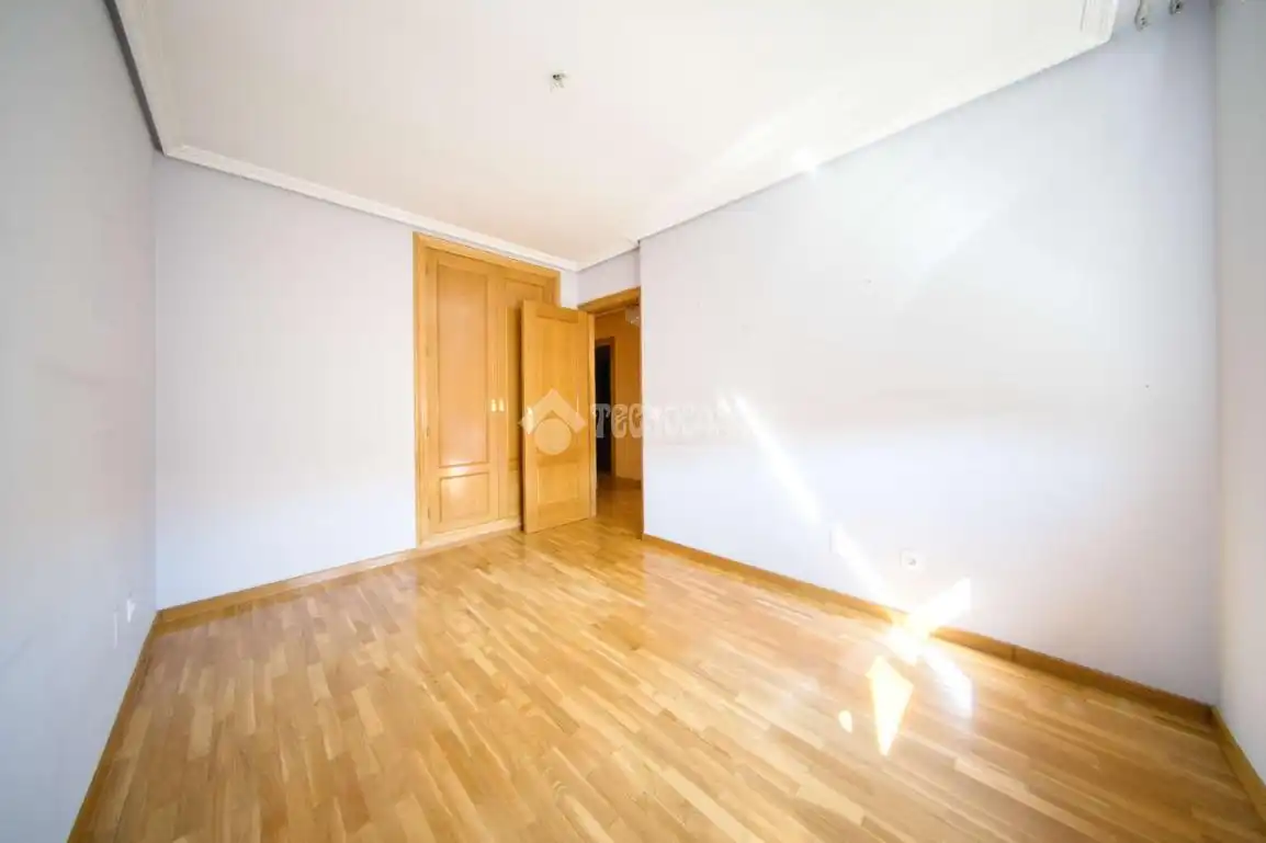 Dormitori de Casa adosada en venda en Laguna de Duero amb Calefacció, Parquet i Balcó