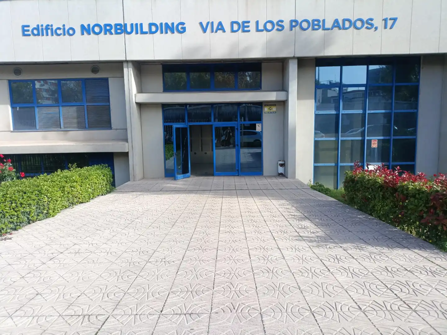 Vista exterior de Nave industrial en venta en Madrid