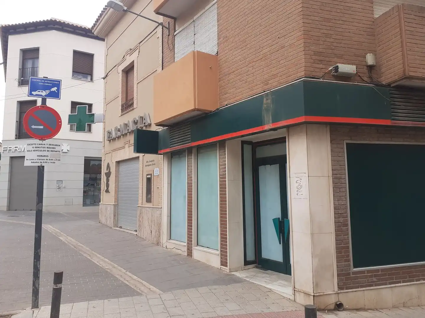 Vista exterior de Local en venta en La Solana  