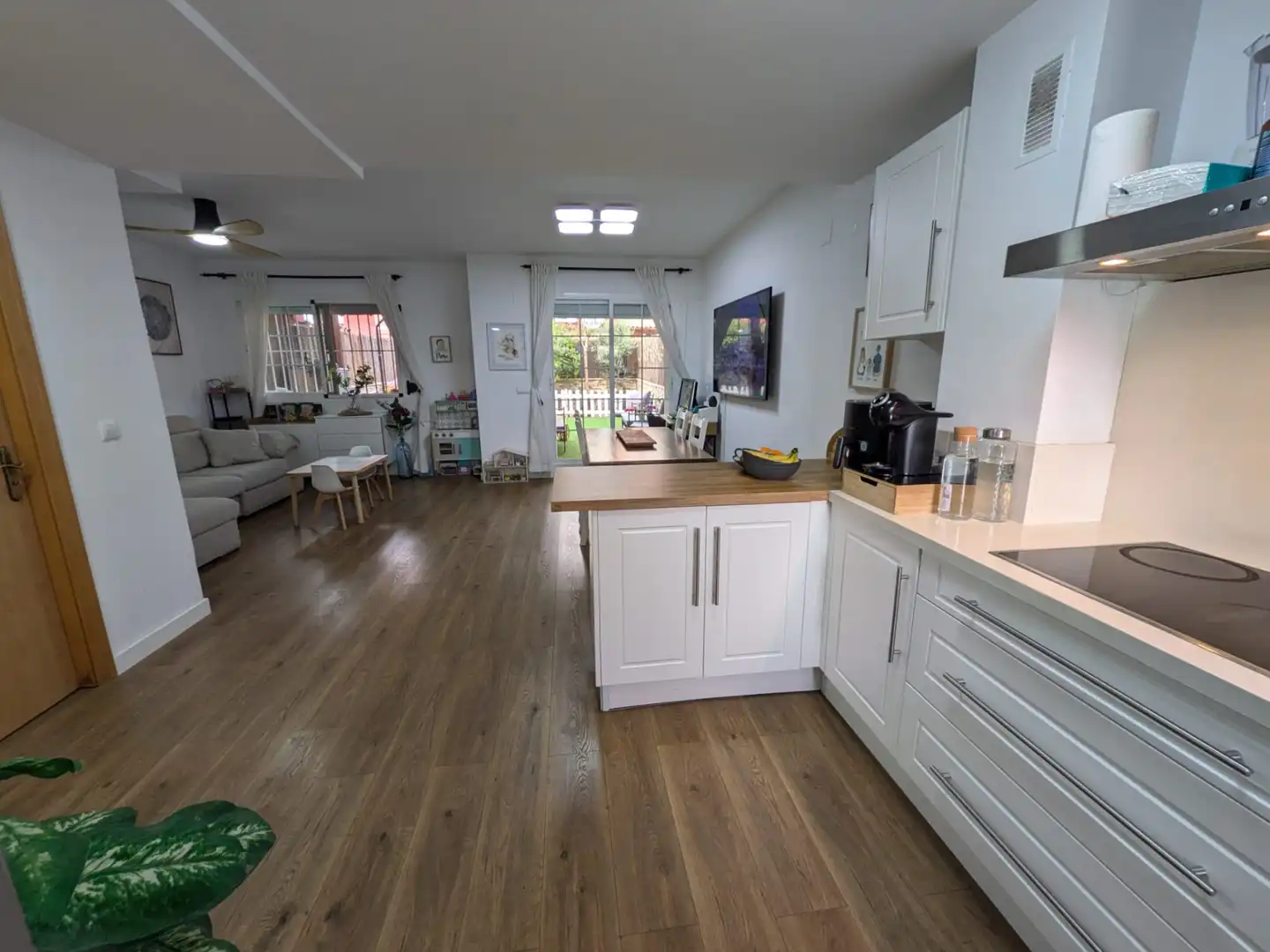 Cocina de Casa adosada en venta en La Pobla de Vallbona con Aire acondicionado, Calefacción y Jardín privado