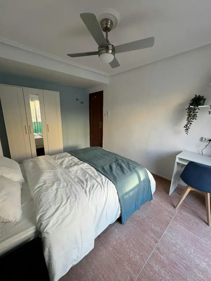 Bedroom of Flat for share in Valencia  with Air Conditioner, Furnished and Washing machine