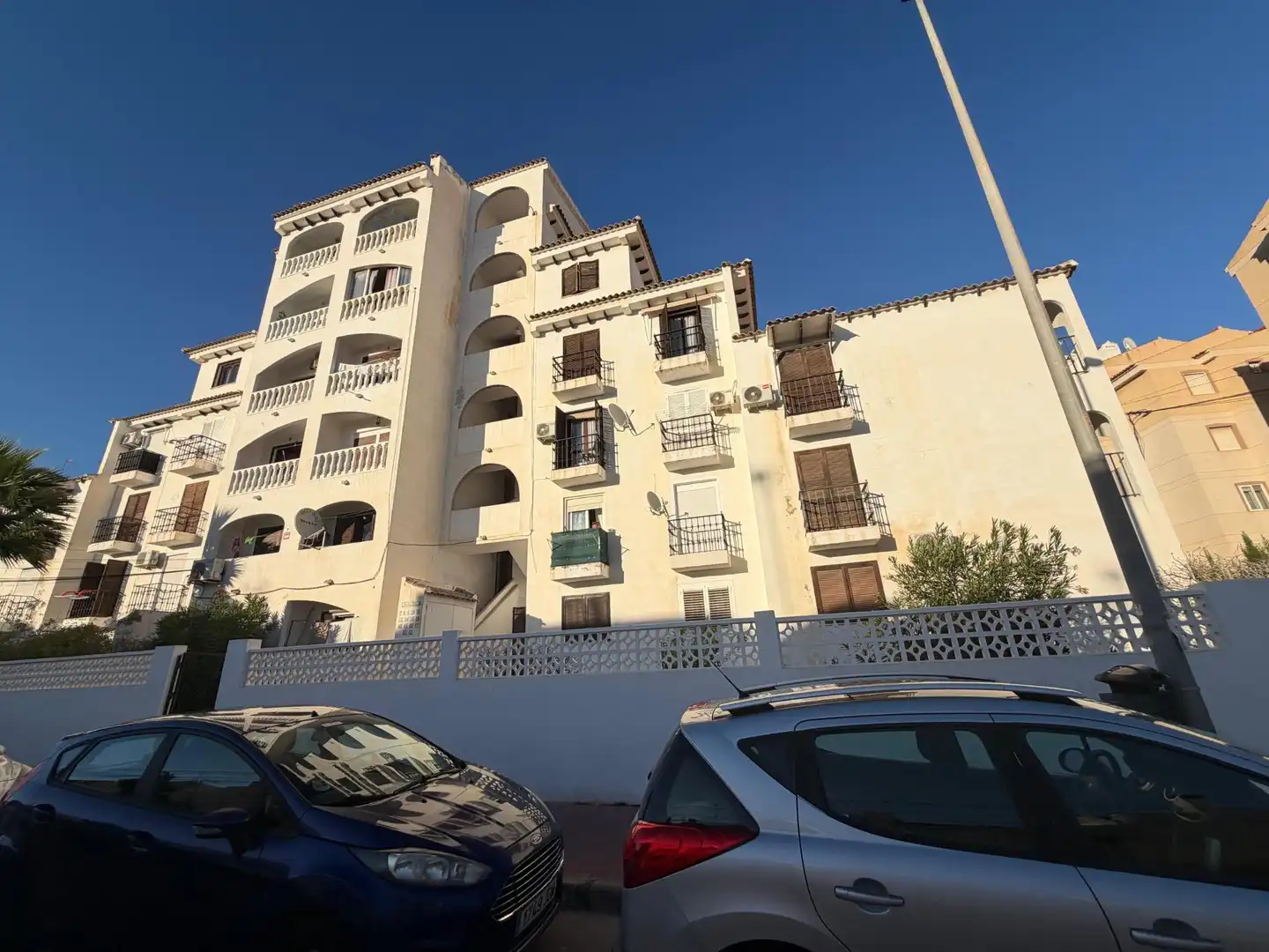 Außenansicht von Wohnungen zur Miete in Torrevieja mit Privatgarten, Terrasse und Möbliert