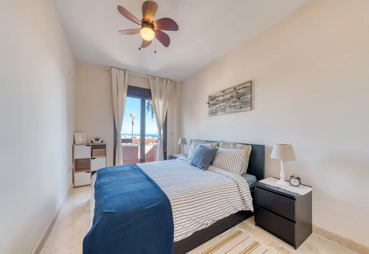 Schlafzimmer von Einfamilien-Reihenhaus zum Verkauf in Estepona mit Klimaanlage, Terrasse und Alarm