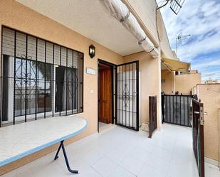Vista exterior de Casa o xalet en venda en Torrevieja amb Aire condicionat, Jardí privat i Terrassa