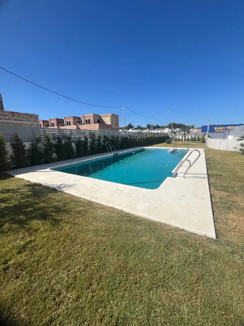 Piscina de Casa adosada en venta en Coria del Río con Aire acondicionado, Jardín privado y Terraza
