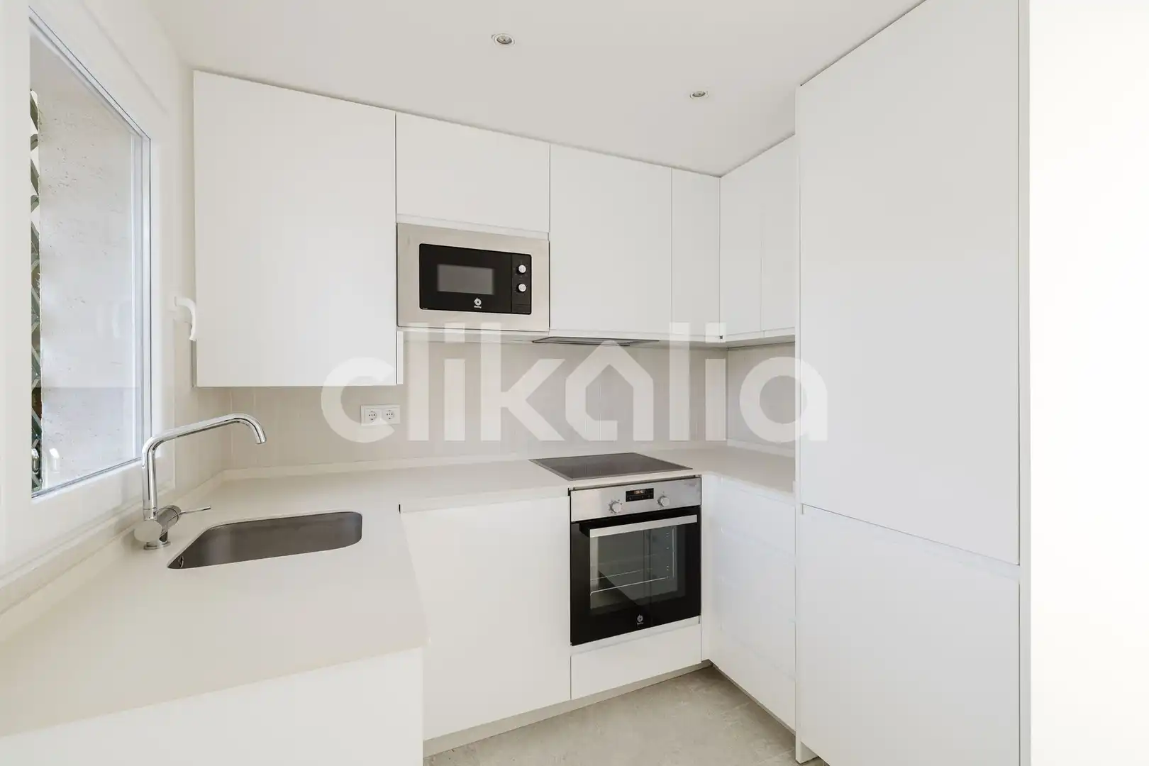 Küche von Wohnung zum Verkauf in Marbella mit Klimaanlage, Privatgarten und Terrasse