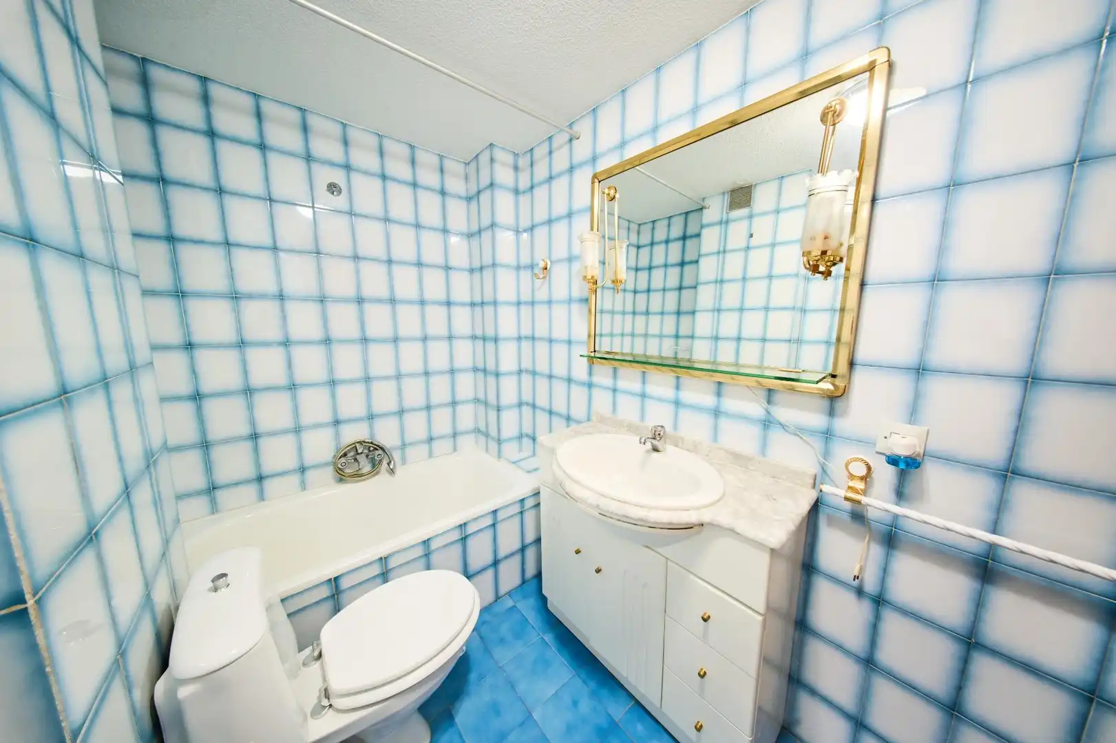 Bathroom of Flat for sale in Granada