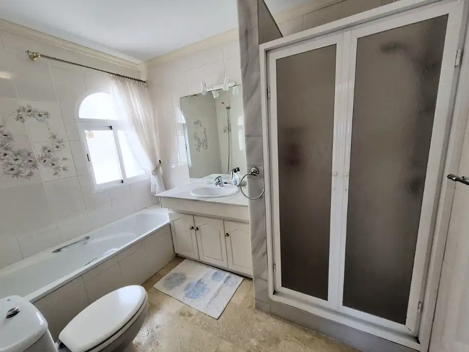 Bany de Apartament en venda en Mijas amb Aire condicionat, Terrassa i Moblat