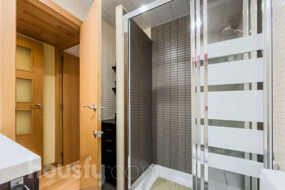 Bathroom of Flat for sale in Barcelona  with Air Conditioner, Parquet flooring and Terrace