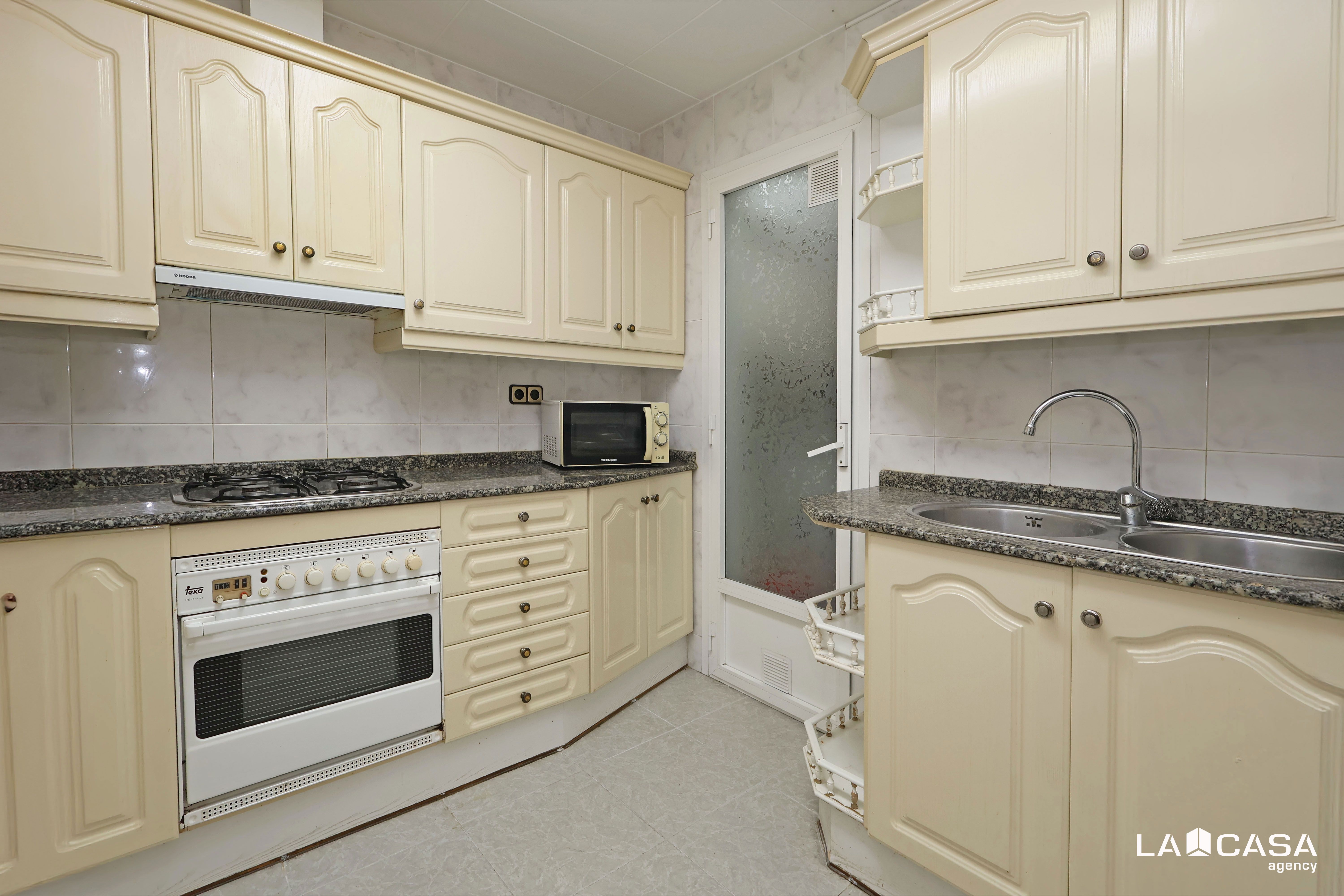 Cocina de Piso en venta en L'Hospitalet de Llobregat con Balcón