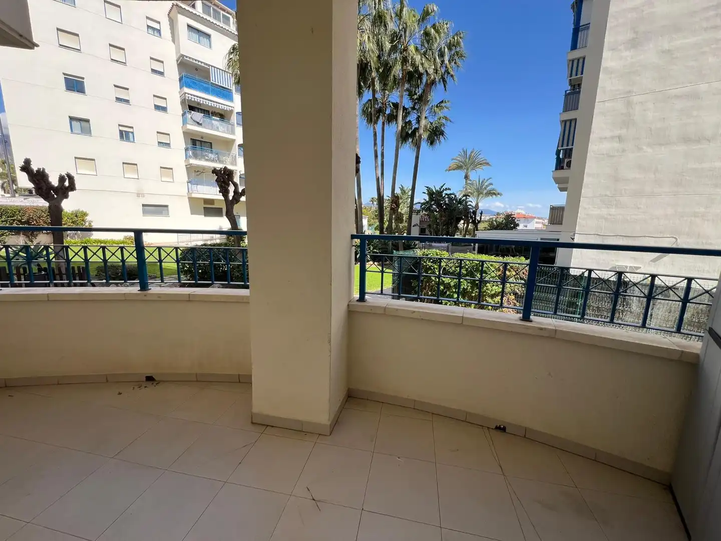 Vista exterior de Apartament en venda en Estepona amb Terrassa, Piscina i Piscina comunitària
