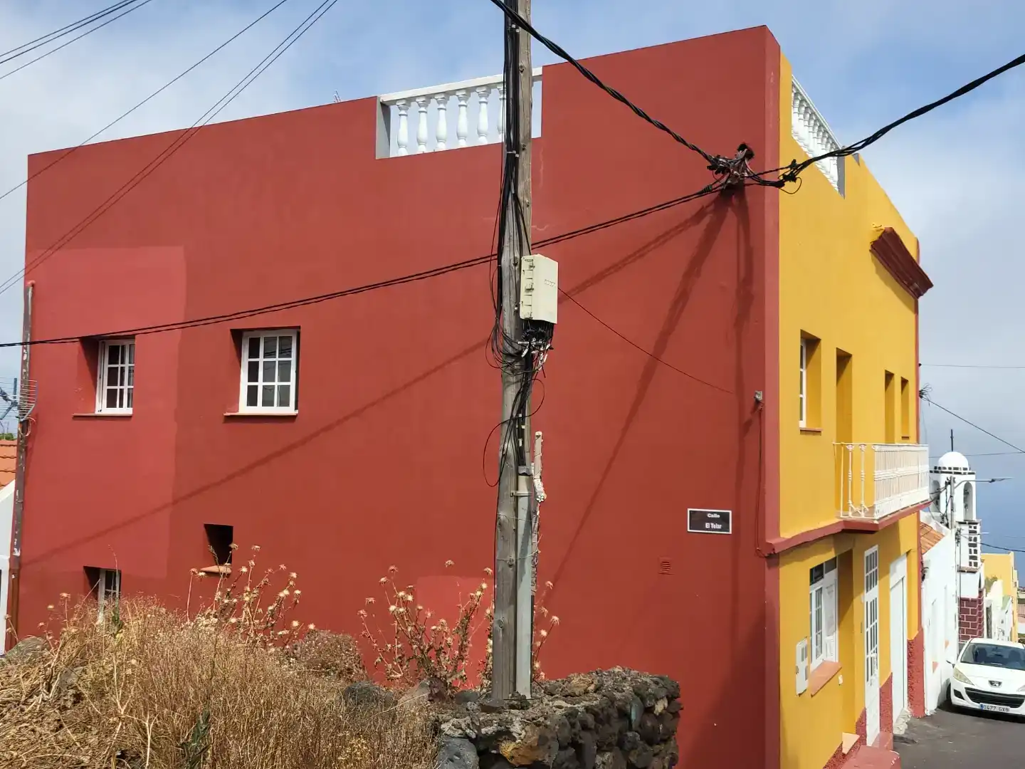 Vista exterior de Casa adosada en venda en El Pinar de El Hierro amb Moblat i Balcó
