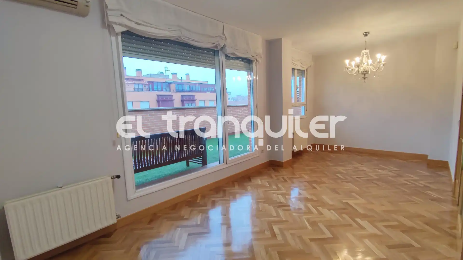 Sala d'estar de Àtic de lloguer en Madrid amb Aire condicionat, Parquet i Terrassa