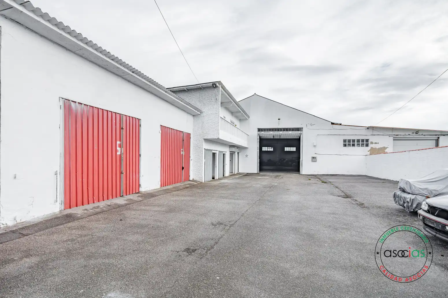 Außenansicht von Fabrikhallen zum Verkauf in Noreña