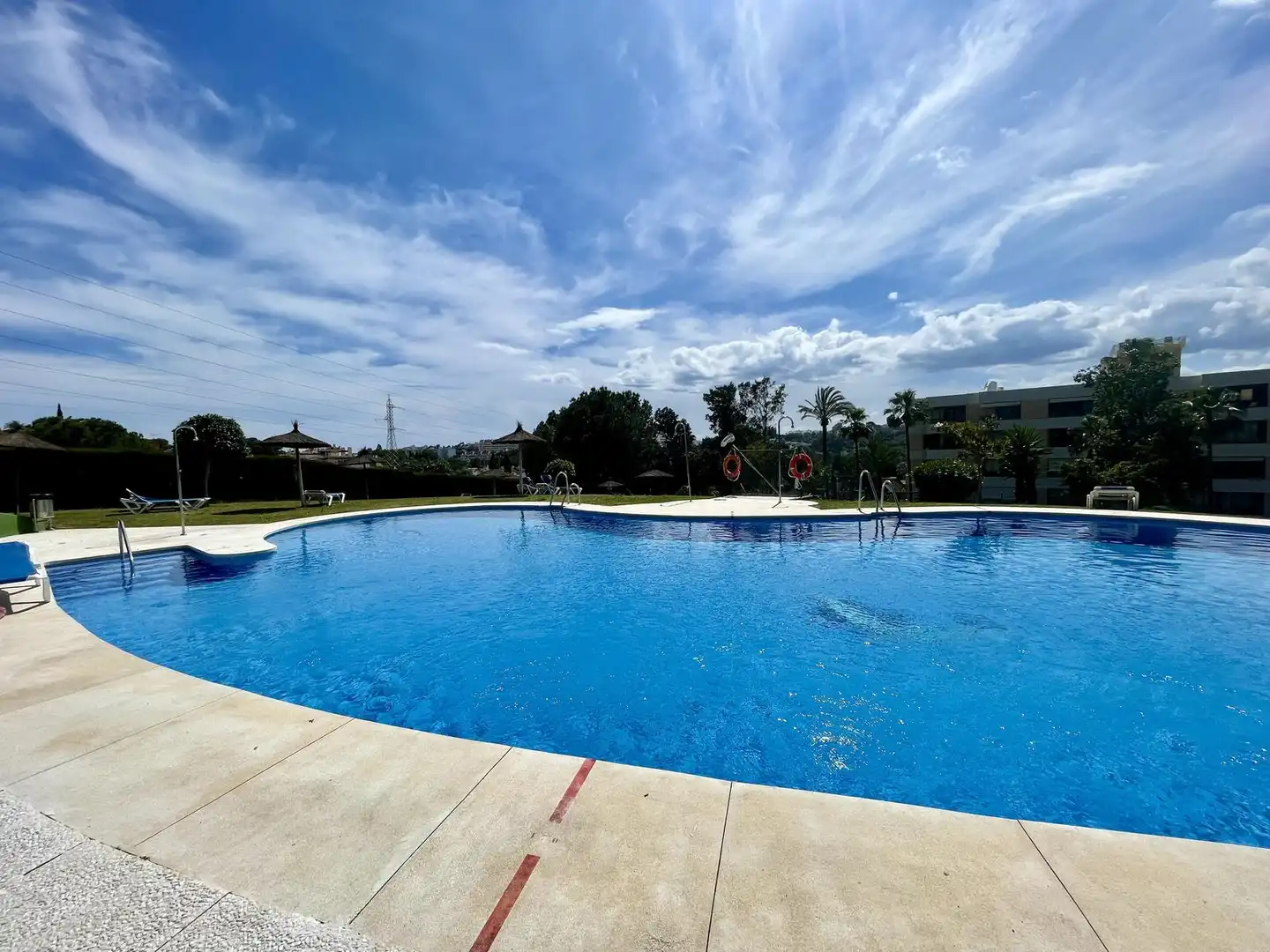 Piscina de Estudio en venta en Marbella con Amueblado