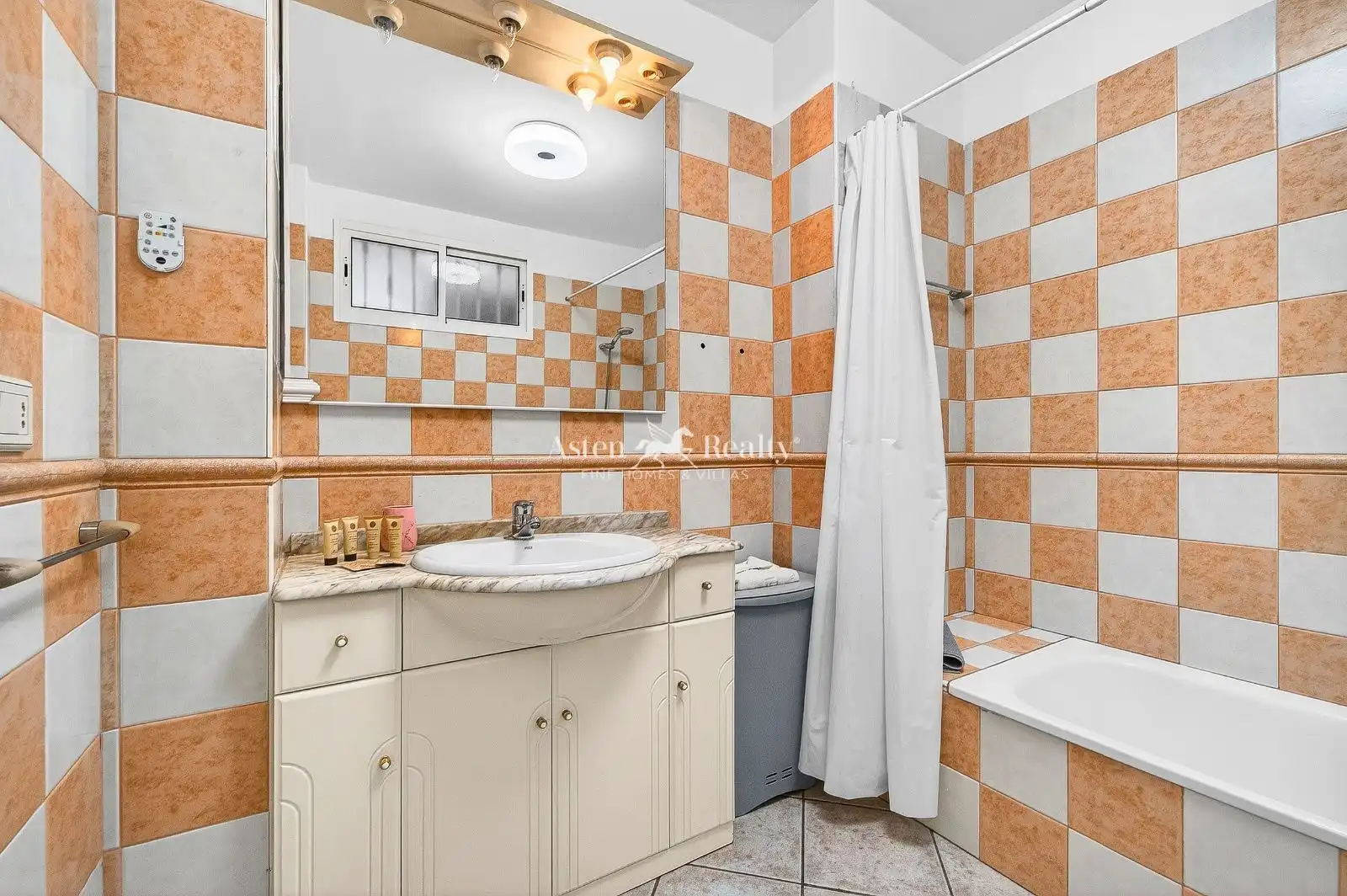 Baño de Apartamento en venta en Adeje con Terraza, Piscina y Amueblado
