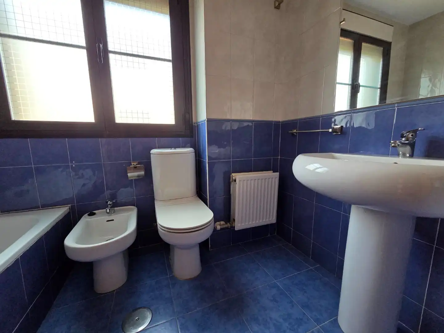 Baño de Casa adosada en venta en Cardeñadijo con Calefacción, Jardín privado y Terraza