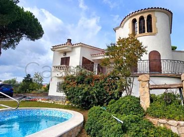 Casa amb piscina en venda a Santa Coloma de Farners
