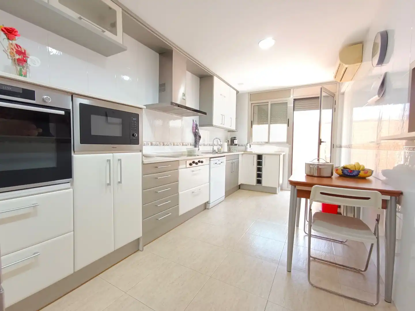Cocina de Casa o chalet en venta en Badalona con Aire acondicionado, Calefacción y Jardín privado