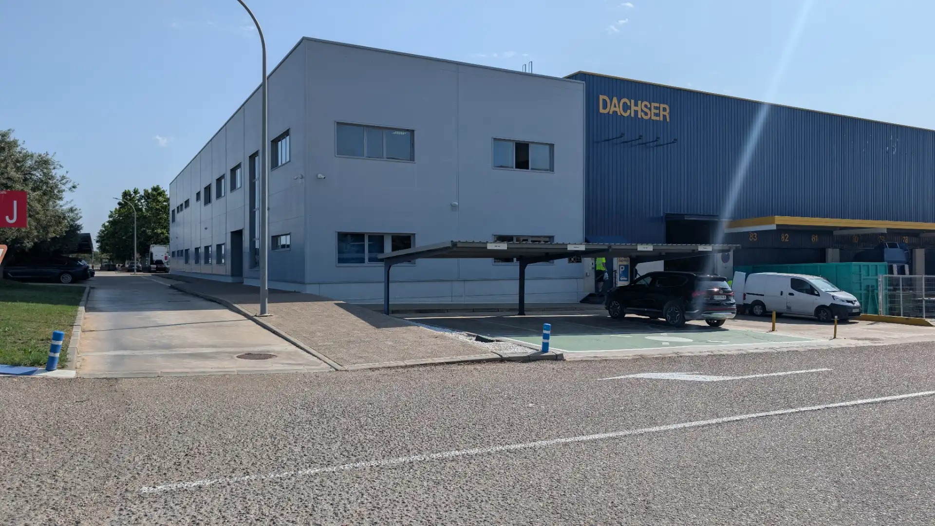 Vista exterior de Nau industrial de lloguer en Zaragoza amb Calefacció i Alarma